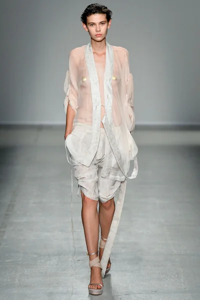Look 16